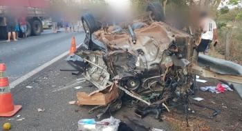 Três pessoas morrem em acidente entre carro e carreta em Formosa